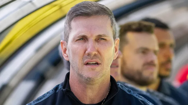 Foto: Fernando Moreno/AGIF - Paulo Turra, atual técnico do Santos, ex-técnico do Athletico-PR, durante partida contra o America-MG no estadio Mineirao pelo campeonato BRASILEIRO A 2023.