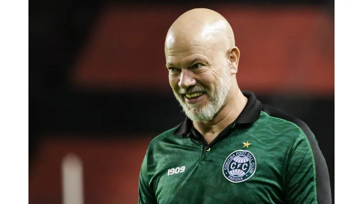 Foto: Rafael Vieira/AGIF- Antônio Carlos Zago está feliz com a renovação do jogador
