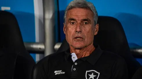 Titular preocupa e Luís Castro tem dor de cabeça inesperada para escalar Botafogo