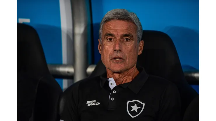 Titular preocupa e Luís Castro tem dor de cabeça inesperada para escalar Botafogo