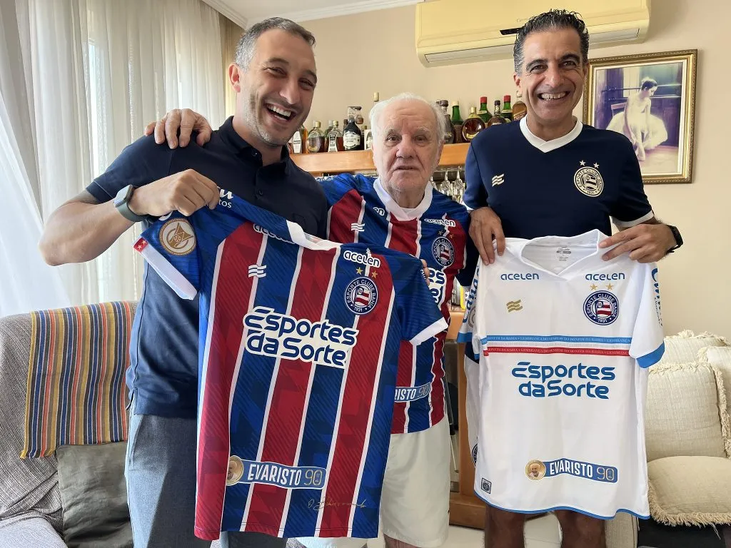 Renato Paiva e o diretor de futebol, Cadu Santoro, em visita à casa de Evaristo de Macedo. Foto: Reprodução Flickr Bahia/Rafael Machaddo