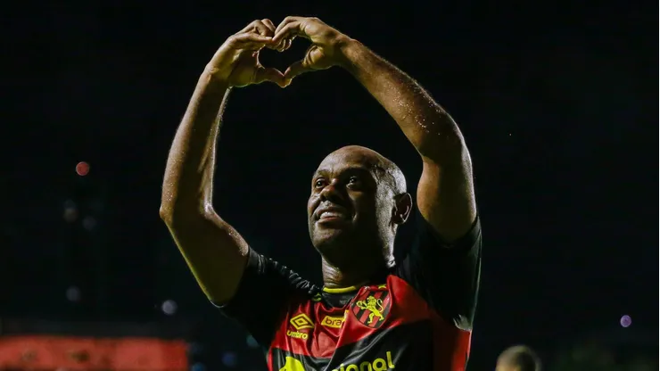 PE - RECIFE - 18/06/2023 - BRASILEIRO B 2023, SPORT X VILA NOVA-GO - Vagner Love jogador do Sport comemora seu gol durante partida contra o Vila Nova-GO no estadio Ilha do Retiro pelo campeonato BRASILEIRO B 2023. Foto: Rafael Vieira/AGIF