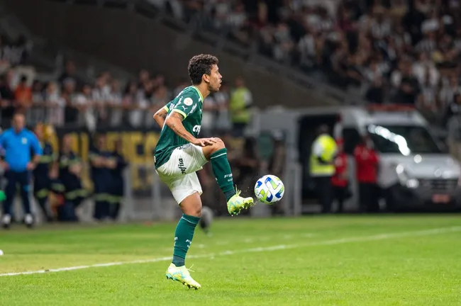 Foto: Alessandra Torres/AGIF – Marcos Rocha em ação pelo Verdão.