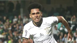 Du Queiroz, jogador do Corinthians, comemora seu gol durante partida contra o Coritiba no Couto Pereira pelo Brasileirão 2022. Foto: Gabriel Machado/AGIF