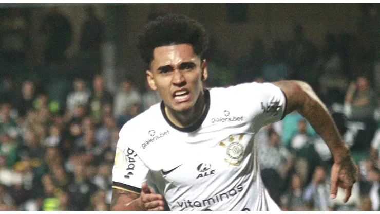 Du Queiroz, jogador do Corinthians, comemora seu gol durante partida contra o Coritiba no Couto Pereira pelo Brasileirão 2022. Foto: Gabriel Machado/AGIF
