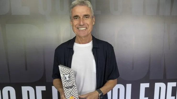 Foto: Divulgação - Luís Castro ganhou prêmio de melhor treinador do mês