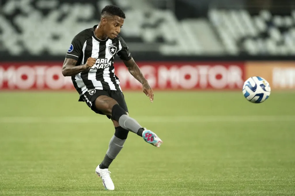 Tche Tche, jogador do Botafogo durante partida contra o Cesar Vallejo no Nilton Santos pela Sul-Americana 2023. Foto: Jorge Rodrigues/AGIF