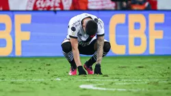 Gabriel Pec, jogador do Vasco, lamenta a derrota após partida contra o Internacional no Beira-Rio pelo campeonato BRASILEIRO A 2023. Foto: Maxi Franzoi/AGIF