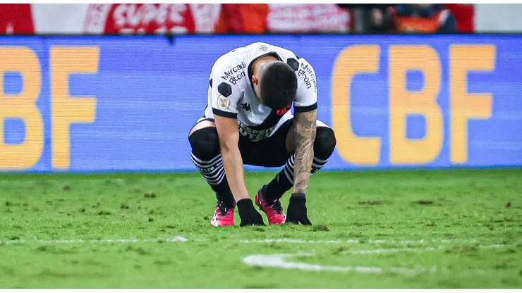 Gabriel Pec, jogador do Vasco, lamenta a derrota após partida contra o Internacional no Beira-Rio pelo campeonato BRASILEIRO A 2023. Foto: Maxi Franzoi/AGIF