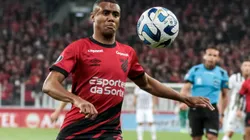 Erick disputando lance pela Copa Libertadores. Foto: Robson Mafra/AGIF