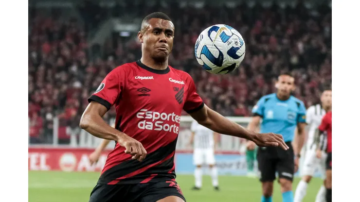 Erick disputando lance pela Copa Libertadores. Foto: Robson Mafra/AGIF