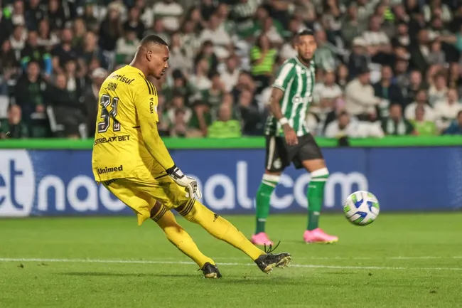 Foto: Robson Mafra/AGIF – John em ação na partida de ontem.
