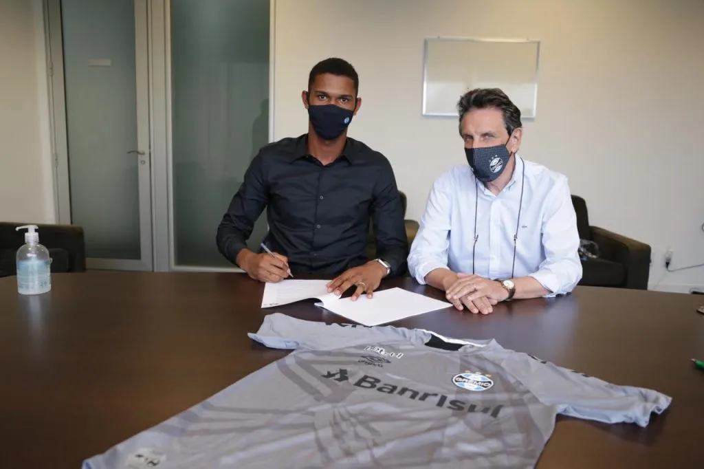 Foto: Lucas Uebel/Grêmio – Adriel ficou fora até mesmo do banco de reservas.