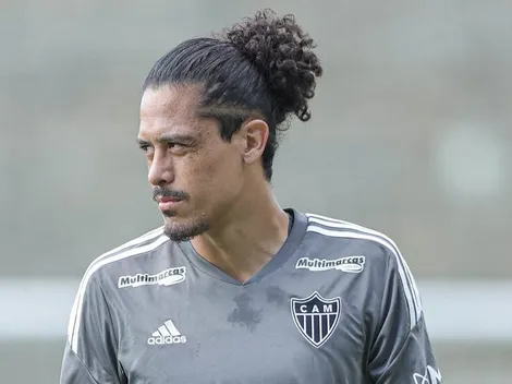 Maurício Lemos volta do Uruguai com problema e vira dúvida no Atlético