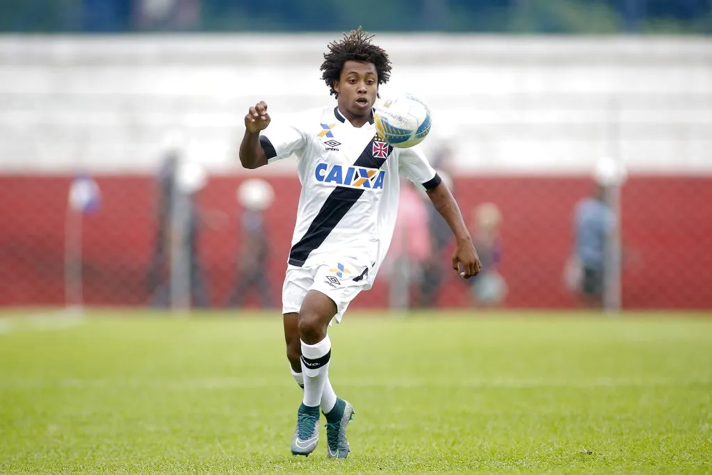 Foto: Daniel Vorley/AGIF – Paulo Vitor assinar com o Cruzeiro