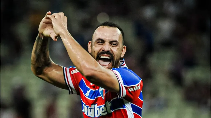 Moisés comemorando gol na Copa Sul-Americana.