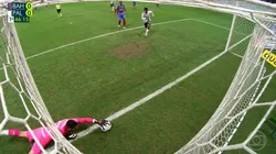 Foto: Reprodução/Globo - Imagem do VAR exatamente no lance em que Marcos Felipe tenta salvar chute de Artur, do Palmeiras