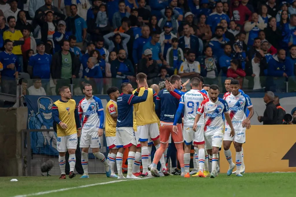 Elenco do Leão comemorando o gol contra a Raposa. Foto: Alessandra Torres/AGIF