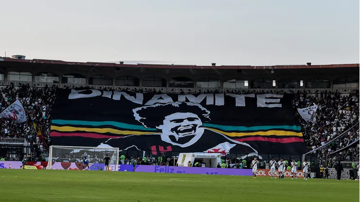 Homenagem feita a Roberto Dinamite durante partida em São Januário.