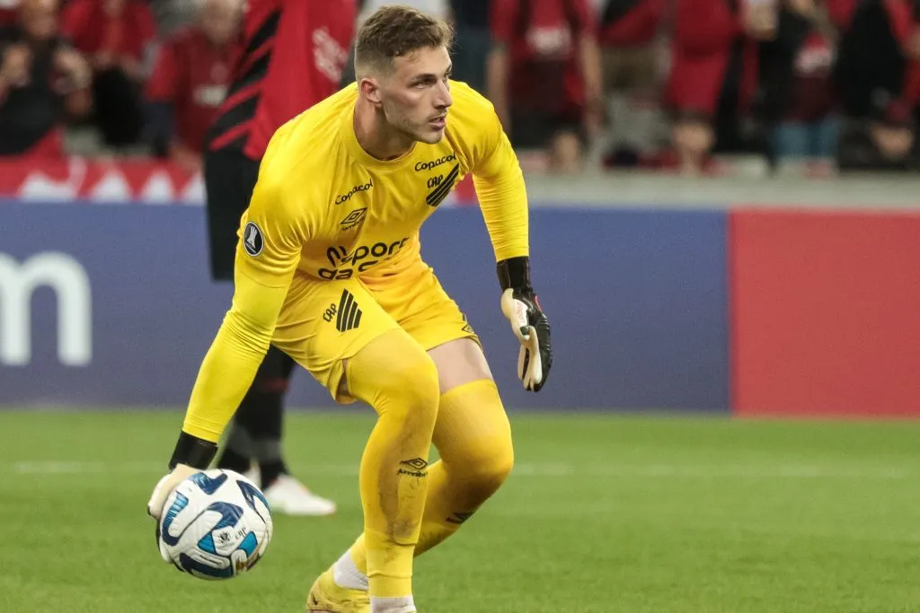 PR – CURITIBA – 06/06/2023 – LIBERTADORES 2023, ATHLETICO-PR X LIBERTAD – Bento goleiro do Athletico-PR durante partida contra o Libertad no estadio Arena da Baixada pelo campeonato Libertadores 2023. Foto: Robson Mafra/AGIF
