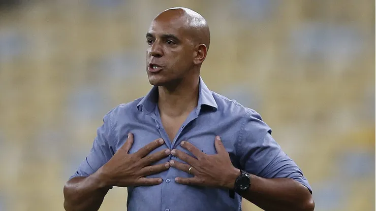 RIO DE JANEIRO, BRAZIL - MAY 27: Pepa coach of Cruzeiro reacts during a match between Flamengo and Cruzeiro as part of Brasileirao 2023 at Maracana Stadium on May 27, 2023 in Rio de Janeiro, Brazil. (Photo by Wagner Meier/Getty Images)