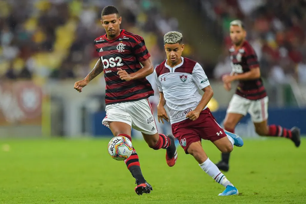 RJ – Rio de Janeiro – 29/01/2020 – Carioca 2020, Flamengo x Fluminense -Vinicius Souza jogador do Flamengo disputa lance com Yago jogador do Fluminense durante partida no estadio Maracana pelo campeonato Carioca 2020 Foto: Thiago Ribeiro/AGIF