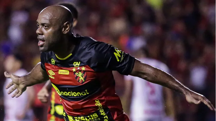 Foto: Rafael Vieira/AGIF - Vagner Love, jogador do Sport, comemora seu gol durante partida contra o Vila Nova-GO no estadio Ilha do Retiro pelo campeonato BRASILEIRO B 2023.