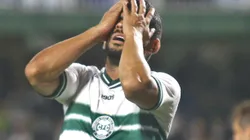 Foto: Gabriel Machado/AGIF - Ze Roberto, jogador do Coritiba, lamenta chance perdida durante partida contra o Santos no estadio Couto Pereira pelo campeonato BRASILEIRO A 2023.