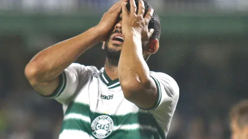 Foto: Gabriel Machado/AGIF - Ze Roberto, jogador do Coritiba, lamenta chance perdida durante partida contra o Santos no estadio Couto Pereira pelo campeonato BRASILEIRO A 2023.
