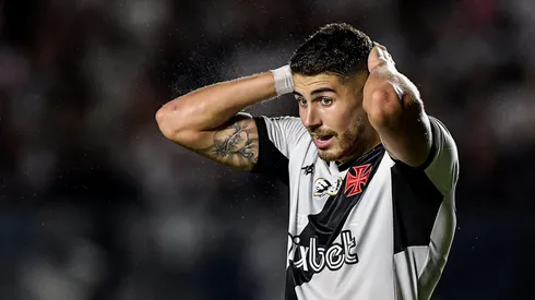 Foto: Thiago Ribeiro/AGIF - Pedro Raul, jogador do Vasco, durante partida contra o Santos no estadio Sao Januario pelo campeonato BRASILEIRO A 2023.