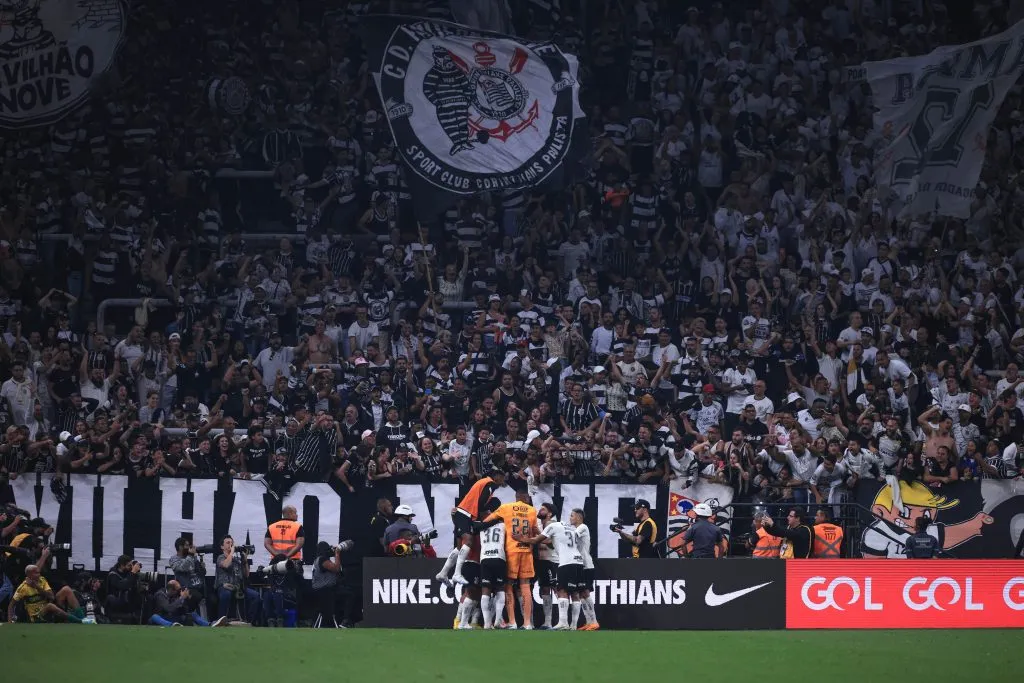 Corinthians comemora seu gol com jogadores do seu time durante partida contra o Cuiabá no estadio Arena Corinthians pelo Brasileirão 2023. Foto: Ettore Chiereguini/AGIF