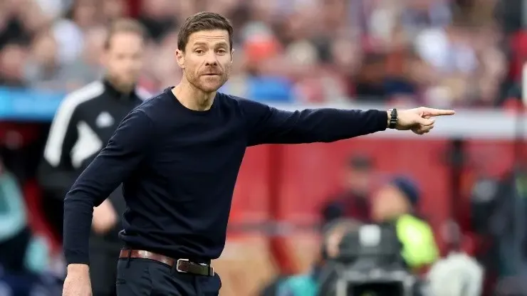 Foto: Christof Koepsel/Getty Images – Xabi Alonso é o treinador do Bayer Leverkusen