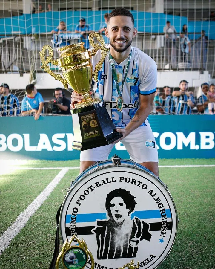 Divulgação/Redes Sociais – Jogador é “apadrinhado” por nomes como Maicon e Léo Moura