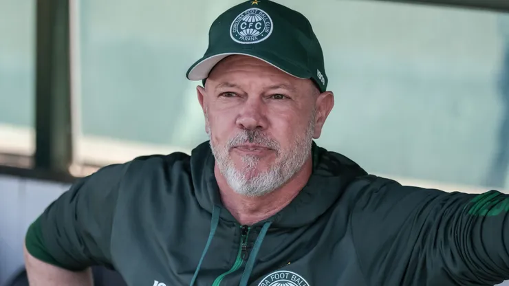 PR - CURITIBA - 10/06/2023 - BRASILEIRO A 2023, CORITIBA X SANTOS - Antonio Carlos Zago tecnico do Coritiba durante partida contra o Santos no estadio Couto Pereira pelo campeonato BRASILEIRO A 2023. Foto: Robson Mafra/AGIF