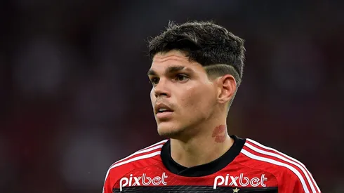 RJ - RIO DE JANEIRO - 01/04/2023 - CARIOCA 2023, FLAMENGO X FLUMINENSE - Ayrton Lucas jogador do Flamengo durante partida contra o Fluminense no estadio Maracana pelo campeonato Carioca 2023. Foto: Thiago Ribeiro/AGIF