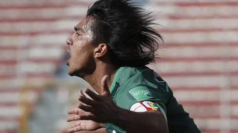 MIRAFLORES, BOLIVIA - OCTOBER 13: Marcelo Martins #9 of Bolivia celebrates the first goal of his team during a match between Bolivia and Argentina as part of South American Qualifiers for Qatar 2022 at Estadio Hernando Siles on October 13, 2020 in Miraflores,La Paz, Bolivia. (Photo by Juan Karita-Pool/Getty Images)