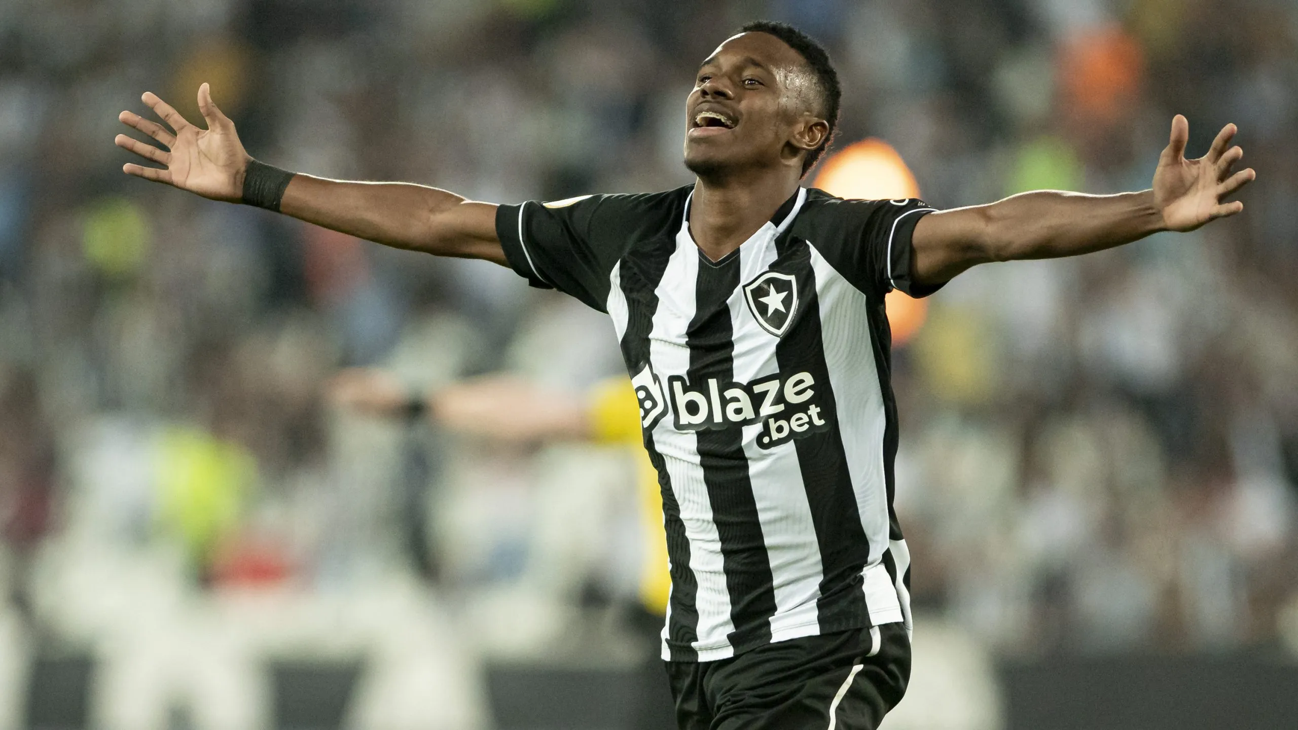 RJ – Rio de Janeiro – 23/07/2022 – BRASILEIRO A 2022, BOTAFOGO X ATHLETICO-PR – Jeffinho jogador do Botafogo comemora seu gol durante partida contra o Athletico-PR no estadio Engenhao pelo campeonato Brasileiro A 2022. Foto: Jorge Rodrigues/AGIF