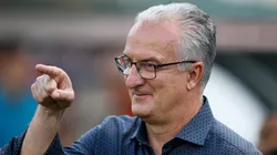 SAO PAULO, BRAZIL - OCTOBER 28: Dorival Junior, head coach of Sao Paulo in action during the match between Sao Paulo and Santos for the Brasileirao Series A 2017 at Pacaembu Stadium on October 28, 2017 in Sao Paulo, Brazil. (Photo by Alexandre Schneider/Getty Images)