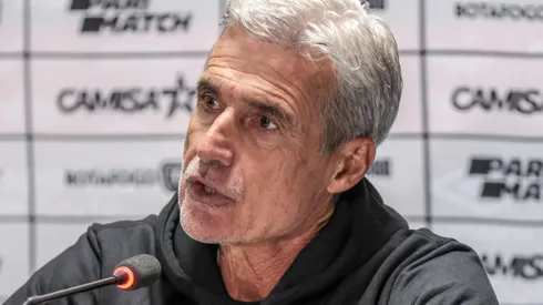 Foto: Robson Mafra/AGIF - Luís Castro: técnico do Botafogo virou alvo do exterior