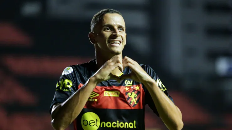 Foto: Rafael Vieira/AGIF - Luciano Juba, jogador do Sport, comemorando seu gol, durante partida contra o Tombense no estadio Ilha do Retiro pelo campeonato BRASILEIRO B 2023.