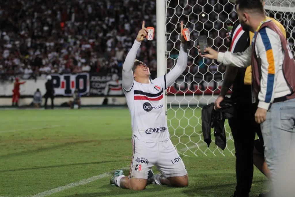 Foto: Evelyn Victoria/Santa Cruz – Emerson Galego no Arruda, com o apoio da Nação Coral, o Santa Cruz fez 3×0 sobre o Globo/RN