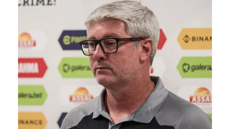 Robson Mafra/AGIF - Técnico busca soluções para o time santista