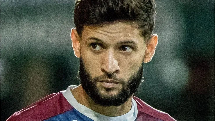 Juninho Capixaba jogador do Fortaleza durante execucao do hino nacional antes da partida contra o Coritiba no estadio Couto Pereira pelo campeonato Brasileiro A 2022. Foto: Robson Mafra/AGIF