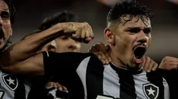 Foto: Thiago Ribeiro/AGIF - Tiquinho Soares, jogador do Botafogo, comemora seu gol durante partida contra o Corinthians no estadio Engenhao pelo campeonato BRASILEIRO A 2023.
