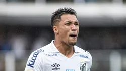 SP - SANTOS - 19/02/2023 - PAULISTA 2023, SANTOS X PORTUGUESA - Marcos Leonardo jogador do Santos comemora seu gol com jogadores do seu time durante partida contra o Portuguesa no estadio Vila Belmiro pelo campeonato Paulista 2023. Foto: Abner Dourado/AGIF
