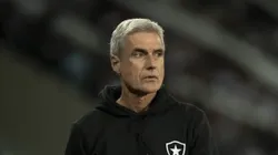 RJ - RIO DE JANEIRO - 31/05/2023 - COPA DO BRASIL 2023, BOTAFOGO X ATHLETICO-PR - Luis Castro tecnico do Botafogo durante partida contra o Athletico-PR no estadio Engenhao pelo campeonato Copa do Brasil 2023. Foto: Jorge Rodrigues/AGIF