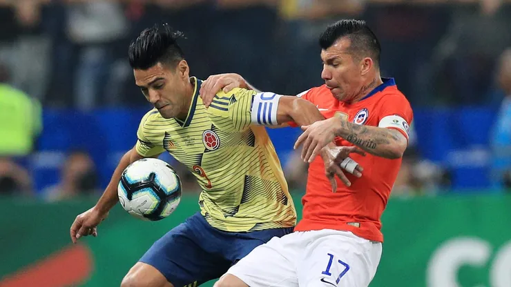 Foto: Buda Mendes/Getty Images - Gary Medel (à direita) está negociando contrato com o Vasco