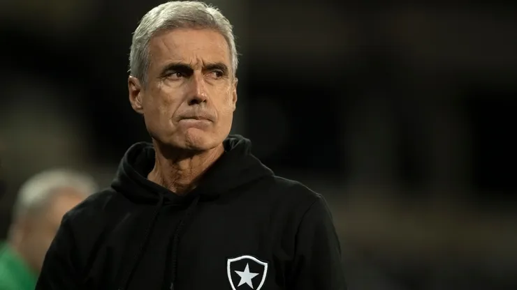 Foto: Jorge Rodrigues/AGIF - Luís Castro: pode perder titular no Botafogo