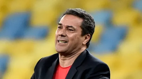 RIO DE JANEIRO, BRAZIL - AUGUST 20: Head coach Vanderlei Luxemburgo of Flamengo gestures during a match between Flamengo and Atletico MG as part of Brasileirao Series A 2014 at Maracana Stadium on August 20, 2014 in Rio de Janeiro, Brazil. (Photo by Buda Mendes/Getty Images)