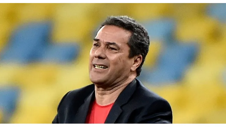 RIO DE JANEIRO, BRAZIL - AUGUST 20: Head coach Vanderlei Luxemburgo of Flamengo gestures during a match between Flamengo and Atletico MG as part of Brasileirao Series A 2014 at Maracana Stadium on August 20, 2014 in Rio de Janeiro, Brazil. (Photo by Buda Mendes/Getty Images)